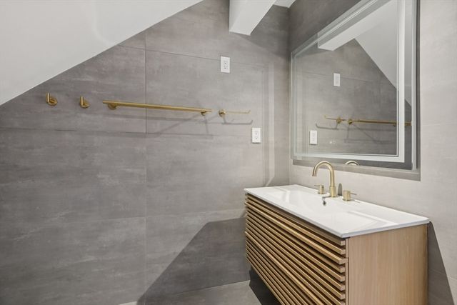 883 Greendale Ave, Needham, MA 02492