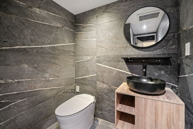 883 Greendale Ave, Needham, MA 02492