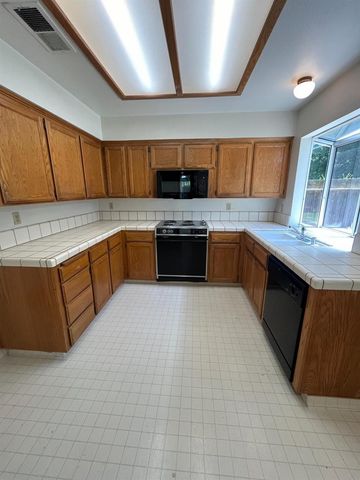 763 E Robin Lane, Fresno, CA 93730