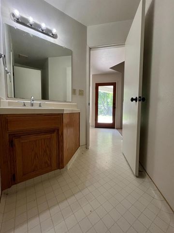 763 E Robin Lane, Fresno, CA 93730