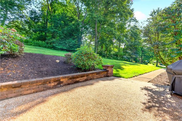 195 Gateshead Dr, Peters Twp, PA 15317