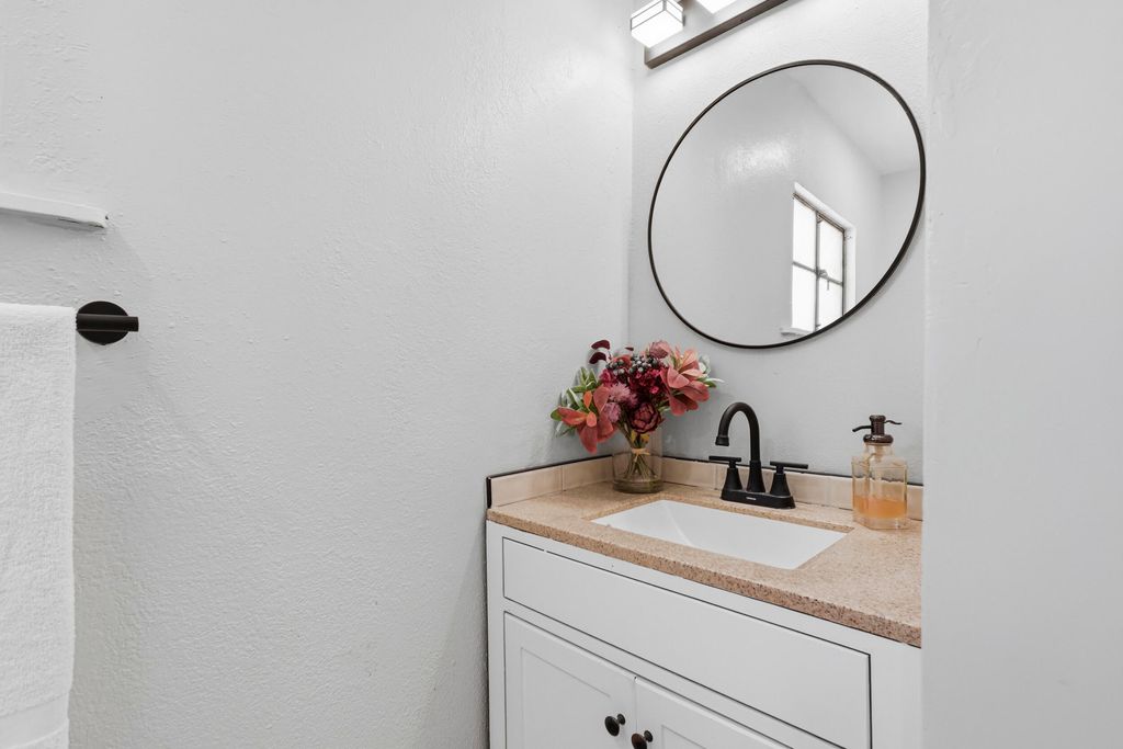 Image 13 of property listing at 2241 Wilbur Avenue SW, Albuquerque, NM 87105