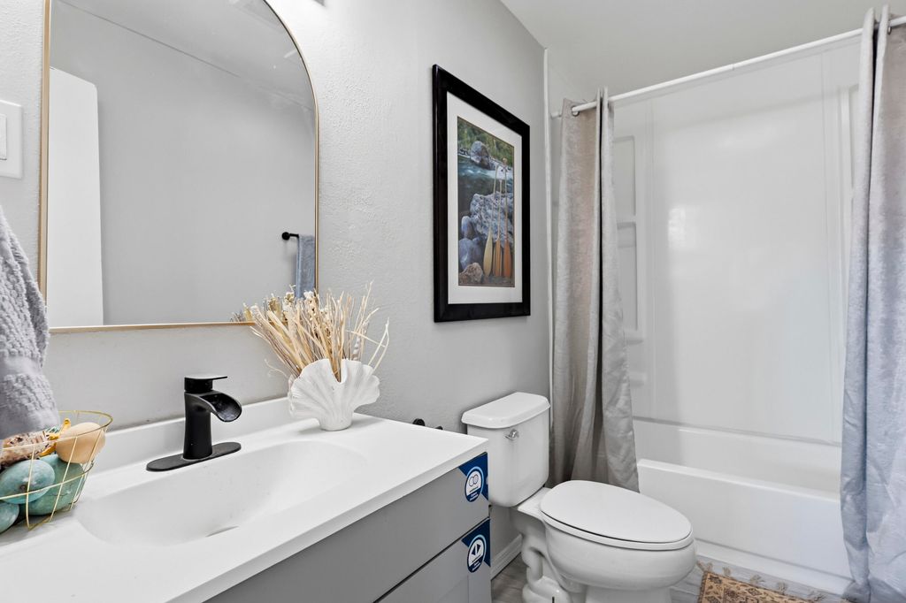 Image 18 of property listing at 2241 Wilbur Avenue SW, Albuquerque, NM 87105