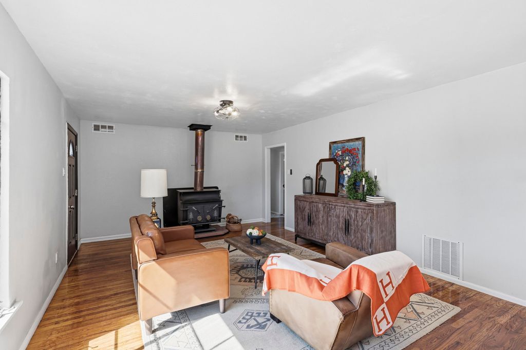 Image 5 of property listing at 2241 Wilbur Avenue SW, Albuquerque, NM 87105