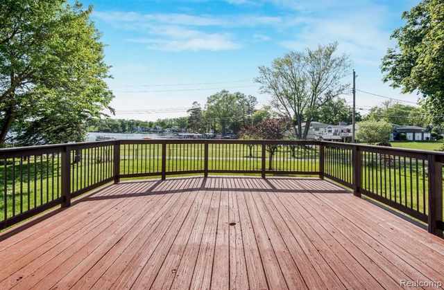 8965 Van Gordon Street, White Lake, MI 48386