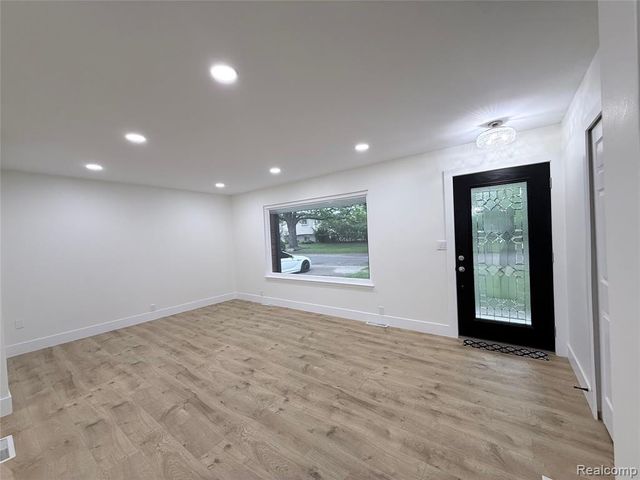 8965 Van Gordon Street, White Lake, MI 48386