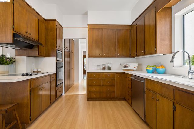 2909 Forest Ave, Berkeley, CA 94705