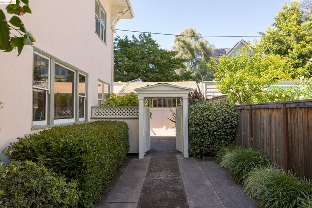 2909 Forest Ave, Berkeley, CA 94705