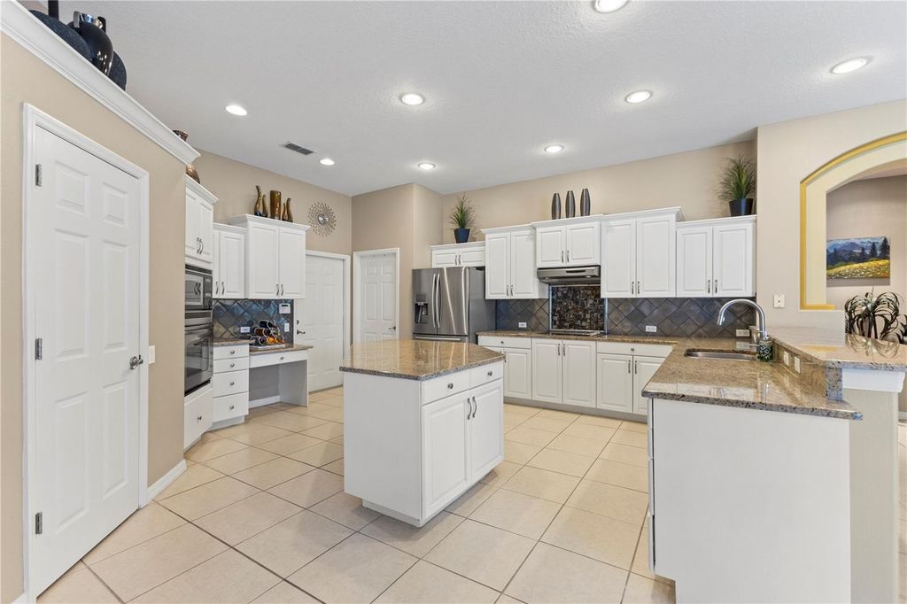 Image 15 of property listing at 17861 ARBOR GREENE DRIVE, Tampa, FL 33647