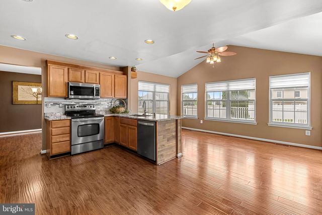155 HUNTER CREEK DR, York, PA 17406