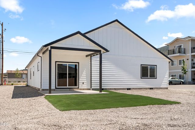 467 Arnos Street, Talent, OR 97540