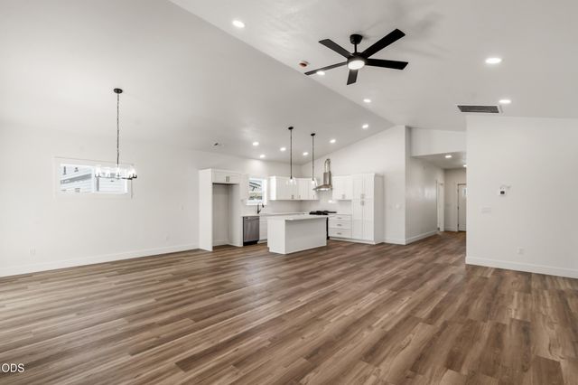 467 Arnos Street, Talent, OR 97540