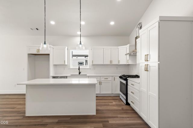 467 Arnos Street, Talent, OR 97540