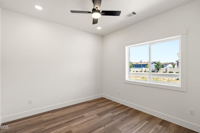 467 Arnos Street, Talent, OR 97540