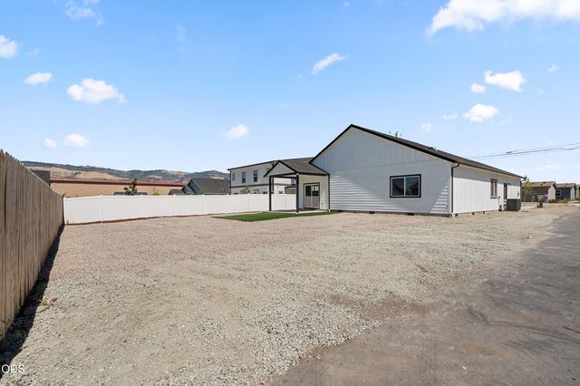 467 Arnos Street, Talent, OR 97540