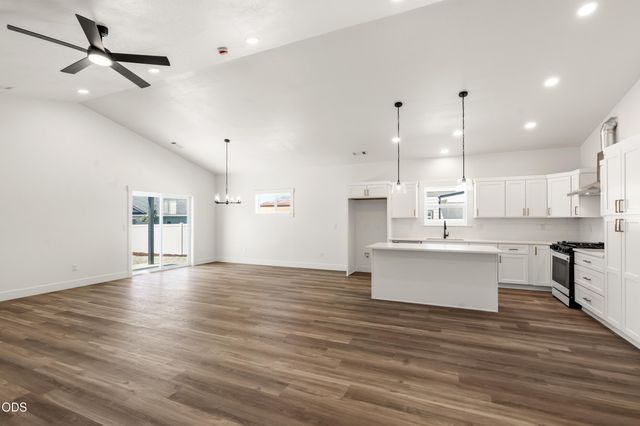 467 Arnos Street, Talent, OR 97540