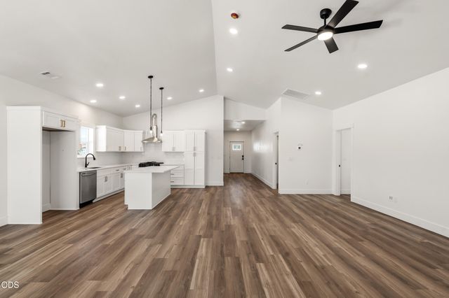 467 Arnos Street, Talent, OR 97540