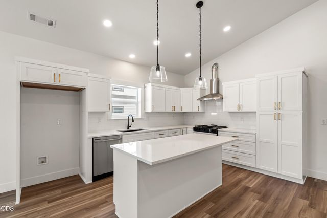 467 Arnos Street, Talent, OR 97540