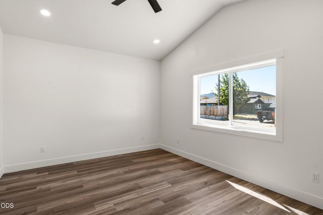 467 Arnos Street, Talent, OR 97540