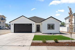 467 Arnos Street, Talent, OR 97540