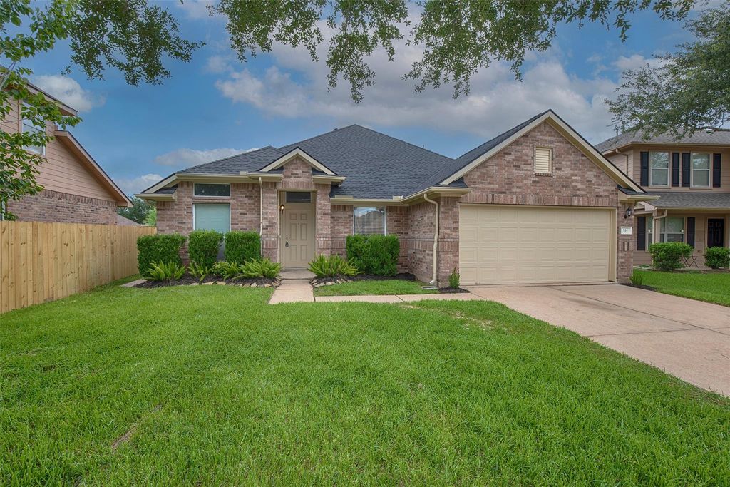 914 Cove Crest Trail, Fresno, TX 77545