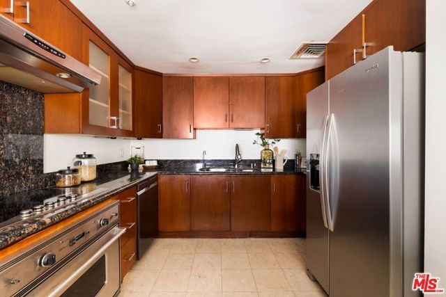 10520 Wilshire Boulevard 303, Los Angeles, CA 90024