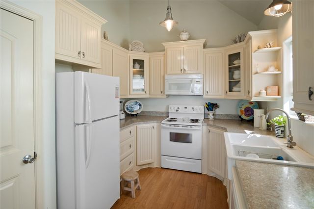 1044 Waco Road, Gilchrist, TX 77617