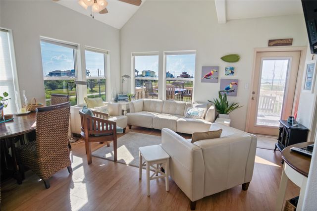 1044 Waco Road, Gilchrist, TX 77617