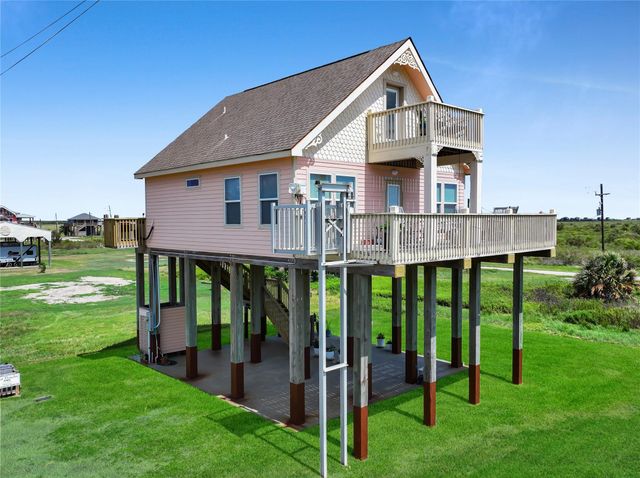 1044 Waco Road, Gilchrist, TX 77617