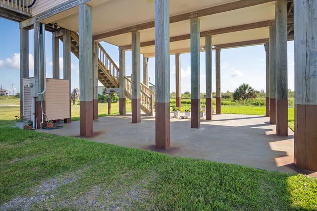 1044 Waco Road, Gilchrist, TX 77617