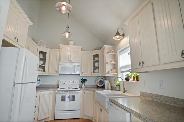 1044 Waco Road, Gilchrist, TX 77617