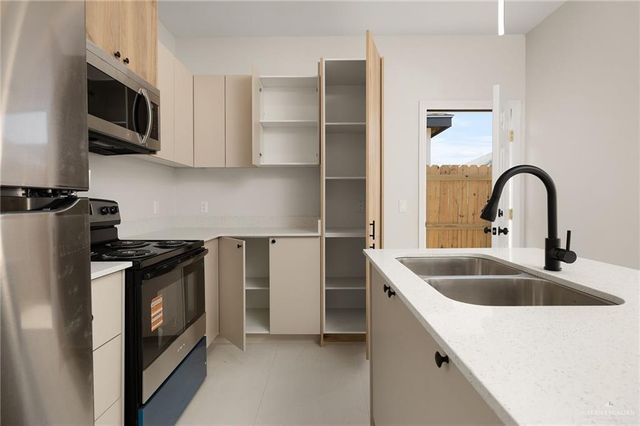 2505 S Hilltop Avenue, Edinburg, TX 78542