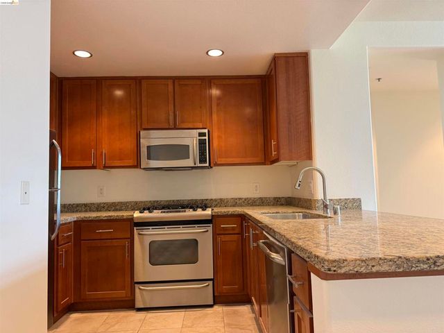 423 7Th St 607, Oakland, CA 94607