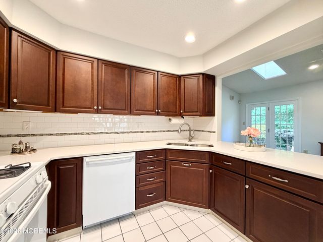 24 Abbey Lane, Marlboro, NJ 07746