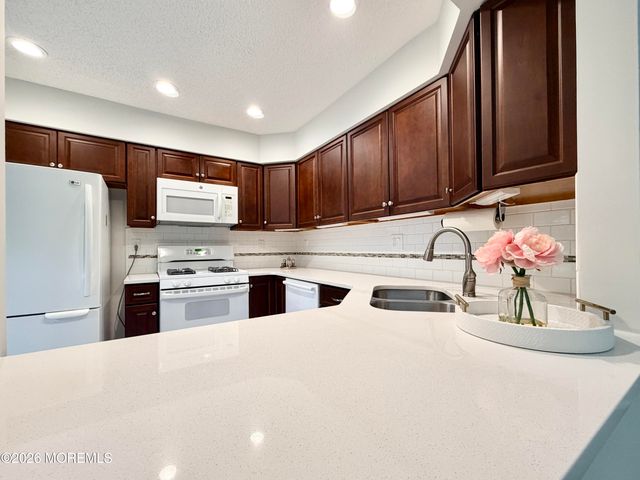24 Abbey Lane, Marlboro, NJ 07746