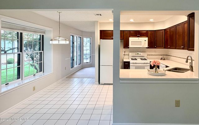 24 Abbey Lane, Marlboro, NJ 07746