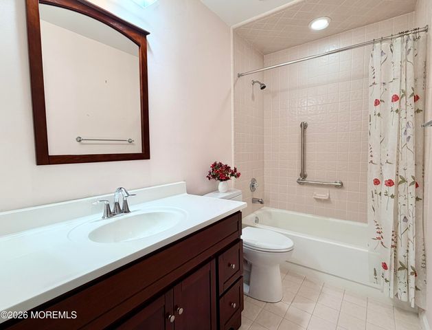 24 Abbey Lane, Marlboro, NJ 07746