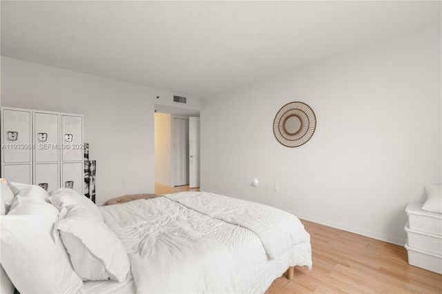 17890 W Dixie Hwy 614 Hwy 614, North Miami Beach, FL 33160