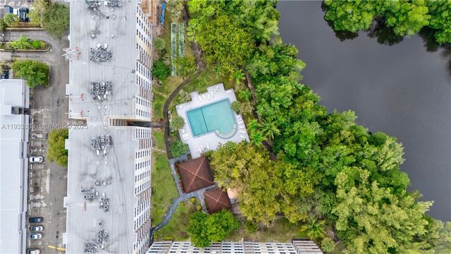 17890 W Dixie Hwy 614 Hwy 614, North Miami Beach, FL 33160