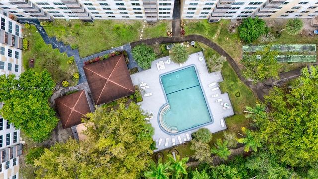 17890 W Dixie Hwy 614 Hwy 614, North Miami Beach, FL 33160