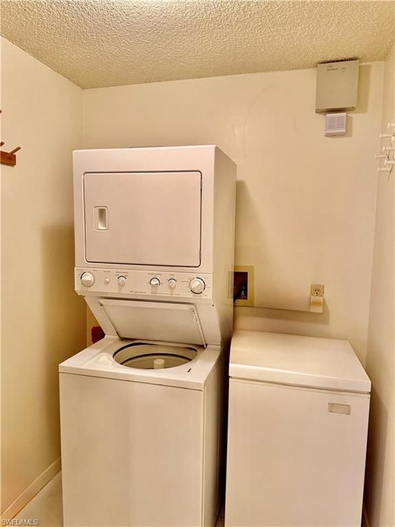 Image 14 of property listing at 2216 SE 3rd ST, Cape Coral, FL 33990