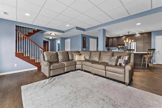 6 Pleasant Valley Drive, Ballwin, MO 63021