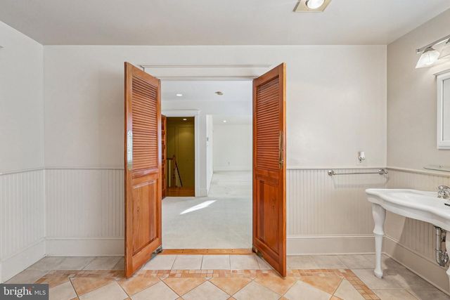 1922 S ARLINGTON RD, Arlington, VA 22202