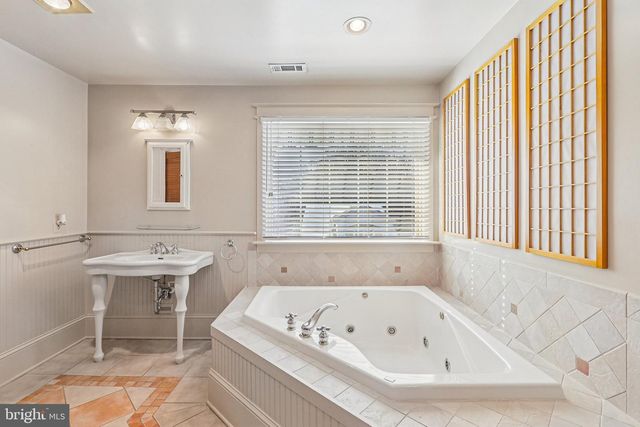 1922 S ARLINGTON RD, Arlington, VA 22202