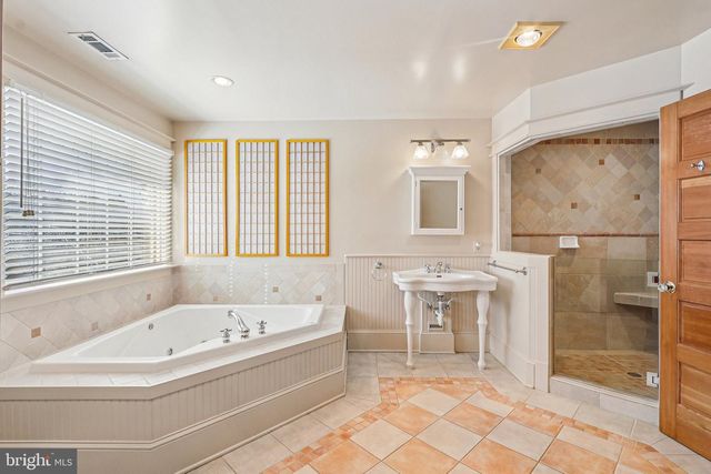 1922 S ARLINGTON RD, Arlington, VA 22202