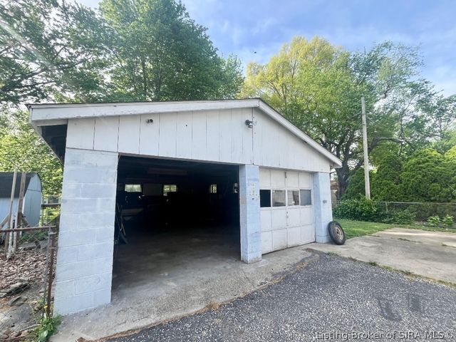 1416 E 9th Street, Jeffersonville, IN 47130