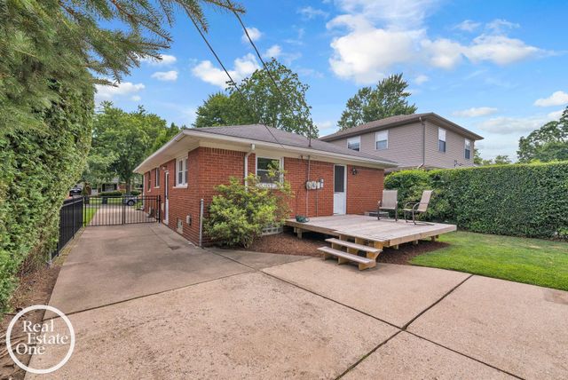1806 Newcastle Road, Grosse Pointe Woods, MI 48236