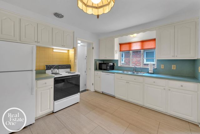 1806 Newcastle Road, Grosse Pointe Woods, MI 48236