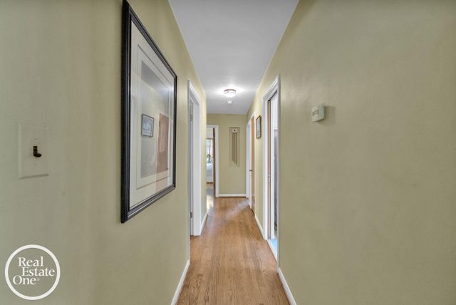 1806 Newcastle Road, Grosse Pointe Woods, MI 48236