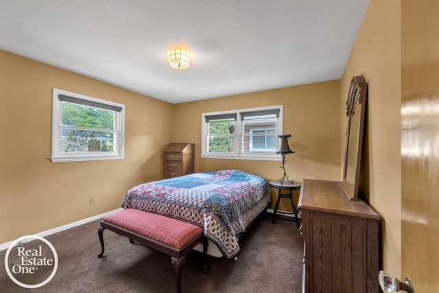 1806 Newcastle Road, Grosse Pointe Woods, MI 48236
